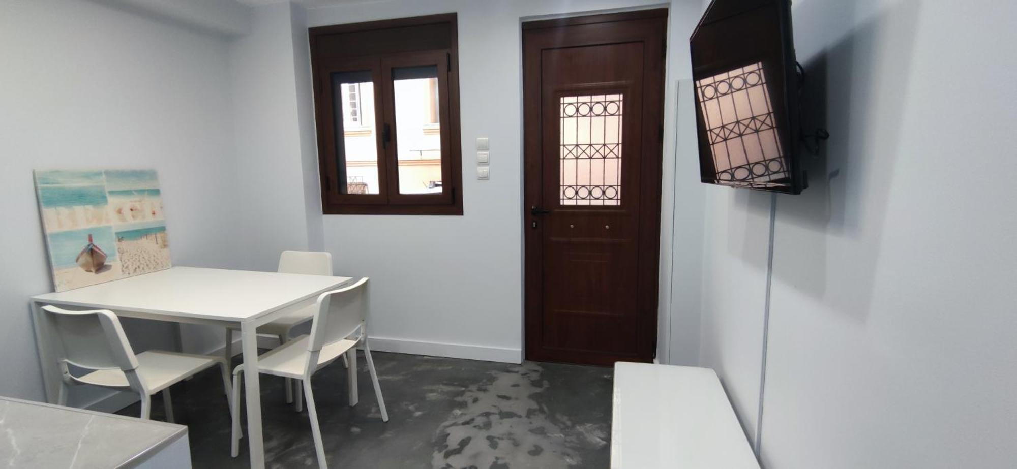 New With A Separate Entrance Near The Subway. Apartment