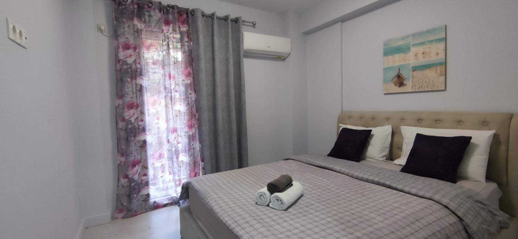 New With A Separate Entrance Near The Subway. Apartment *